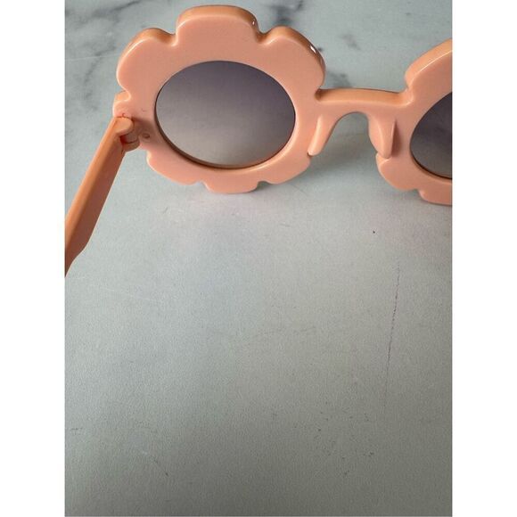 Lacey Lane coral sunnies flower shaped sunglasses girls 2-5 year summertime 70s - Picture 3 of 3